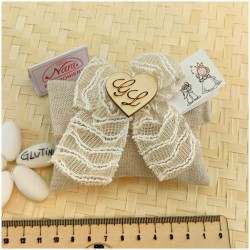 Bomboniera Matrimonio Sacchetto Shabby Chic in Juta e Pizzo con Iniziali in Legno