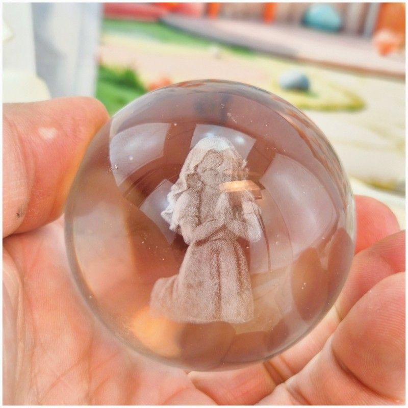 Bomboniera Lampada Sfera in Cristallo 3D con Bambina in preghiera e Base Led USB
