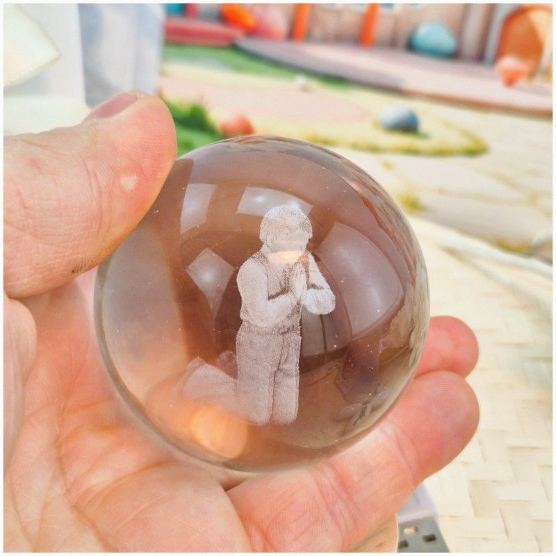 Bomboniera Lampada Sfera in Cristallo 3D con Bambino in preghiera e Base Led USB
