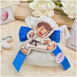 Bomboniera Comunione Sport "Piccolo Karateka" - Sacchetto con Magnete Arti Marziali in Legno