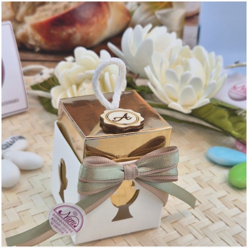 Bomboniera Comunione Scatolina "Lanterna d'Oro" Traforata a Calice con Iniziale in Legno