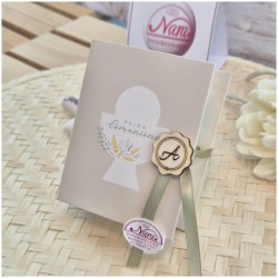 Bomboniera Comunione Scatolina a Libro Vangelo Nature con Stampa Calice e Iniziale in Legno