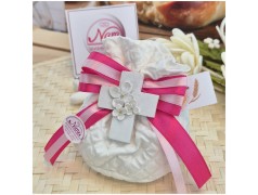 Bomboniera Comunione e Cresima Sacchetto Matelassé con Croce Floreale e Nastro Fucsia