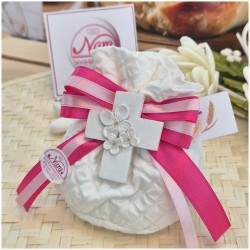 Bomboniera Comunione e Cresima Sacchetto Matelassé con Croce Floreale e Nastro Fucsia