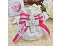 Bomboniera Comunione e Cresima Sacchetto Matelassé con Croce Floreale e Nastro Fucsia