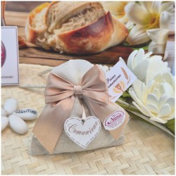 Bomboniera Comunione Sacchetto Shabby in Lino e Raso Oro con Cuore in Legno