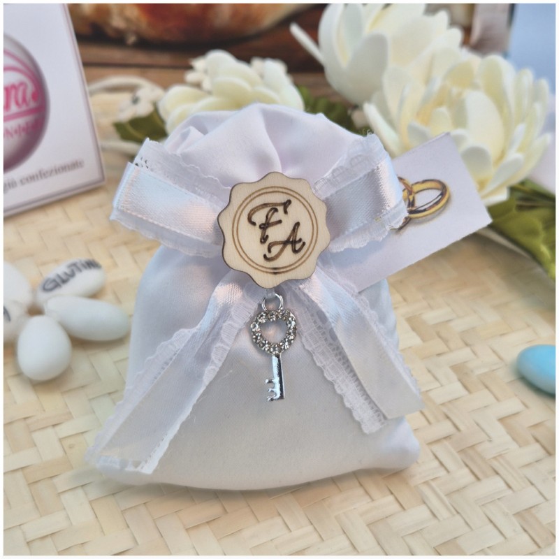 Bomboniera Matrimonio e 18 Anni Sacchetto Raso e Pizzo con Chiave Cuore Strass e Iniziali
