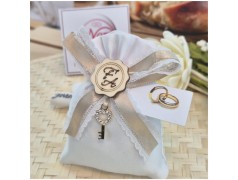 Bomboniera Matrimonio e Anniversario Sacchetto con Nastro Pizzo Sabbia, Chiave Strass e Iniziali