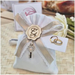 Bomboniera Matrimonio e Anniversario Sacchetto con Nastro Pizzo Sabbia, Chiave Strass e Iniziali
