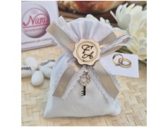 Bomboniera Matrimonio e Anniversario Sacchetto con Nastro Pizzo Sabbia, Chiave Strass e Iniziali