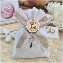 Bomboniera Matrimonio e Anniversario Sacchetto con Nastro Pizzo Sabbia, Chiave Strass e Iniziali