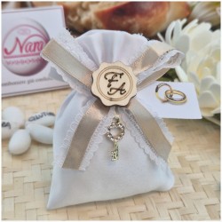 Bomboniera Matrimonio e Anniversario Sacchetto con Nastro Pizzo Sabbia, Chiave Strass e Iniziali