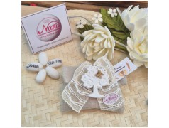 Bomboniera Comunione e Cresima Bustina Lino Shabby con Maxi Pizzo, Albero della Vita e Farfalla