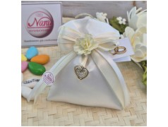 Bomboniera Matrimonio e Anniversario Sacchetto Raso con Fiore Panna e Ciondolo Cuori Strass
