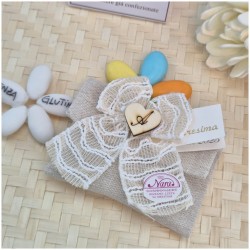 Bomboniera Cresima e Comunione Bustina Lino Boho-Chic con Maxi Pizzo e Cuore Iniziale