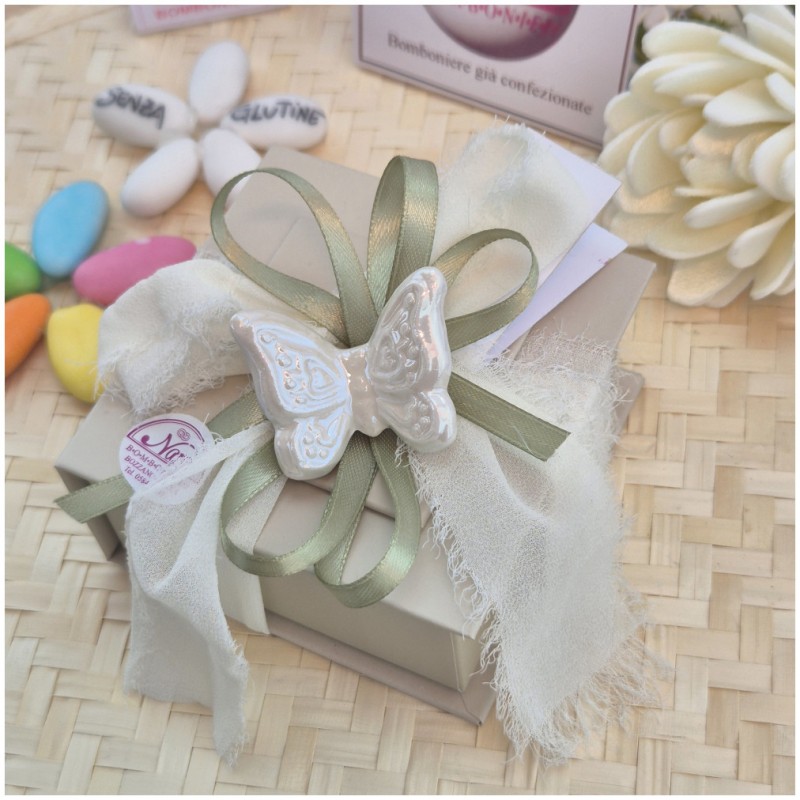 Bomboniera Matrimonio e Comunione Scatola Tortora con Farfalla Porcellana e Nastro Sfilato