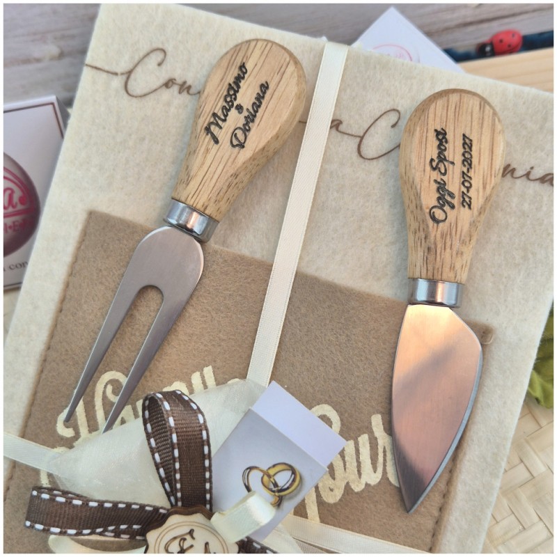 Bomboniera Matrimonio Utile Set Aperitivo Happy Hour con Coltelli Formaggio Incisi Personalizzati