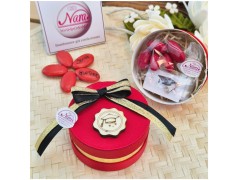 Bomboniera Laurea Architettura e Ingegneria Cappelliera Rossa con Nastro Nero Oro e Tocco Legno