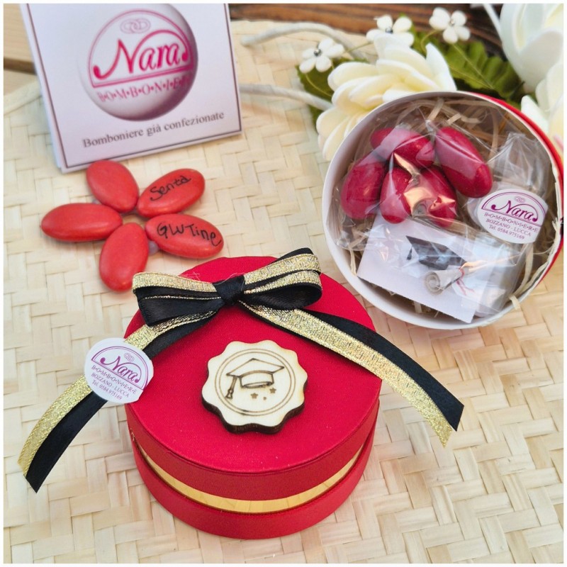 Bomboniera Laurea Architettura e Ingegneria Cappelliera Rossa con Nastro Nero Oro e Tocco Legno