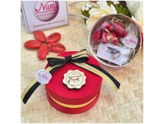 Bomboniera Laurea Architettura e Ingegneria Cappelliera Rossa con Nastro Nero Oro e Tocco Legno