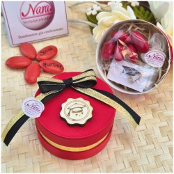 Bomboniera Laurea Architettura e Ingegneria Cappelliera Rossa con Nastro Nero Oro e Tocco Legno