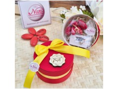 Bomboniera Laurea Economia Cappelliera Rossa con Nastro Giallo e Tocco in Legno