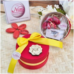 Bomboniera Laurea Economia Cappelliera Rossa con Nastro Giallo e Tocco in Legno