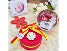 Bomboniera Laurea Economia Cappelliera Rossa con Nastro Giallo e Tocco in Legno