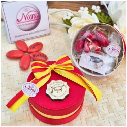 Bomboniera Laurea Economia Cappelliera Rossa con Nastro Giallo e Tocco in Legno