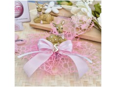 Bomboniera Battesimo Bimba "Dolce Cerbiatto" su Maxi Rete Rosa con Iniziale Oro