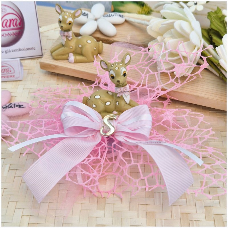 Bomboniera Battesimo Bimba "Dolce Cerbiatto" su Maxi Rete Rosa con Iniziale Oro