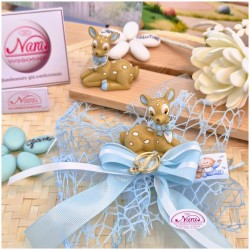 Bomboniera Battesimo Bimbo Dolce Cerbiatto su Maxi Rete Celeste con Iniziale Oro