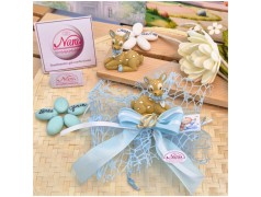 Bomboniera Battesimo Bimbo Dolce Cerbiatto su Maxi Rete Celeste con Iniziale Oro