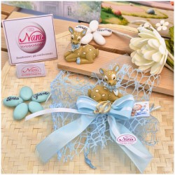 Bomboniera Battesimo Bimbo Dolce Cerbiatto su Maxi Rete Celeste con Iniziale Oro