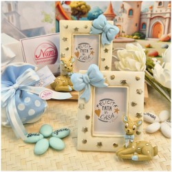 Bomboniera Battesimo Bimbo Cornice Portafoto Dolce Cerbiatto con Maxi Fiocco Celeste