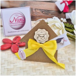 Bomboniera Laurea Segnaposto Scatolina Kraft con Nastro Economia e Tocco Legno