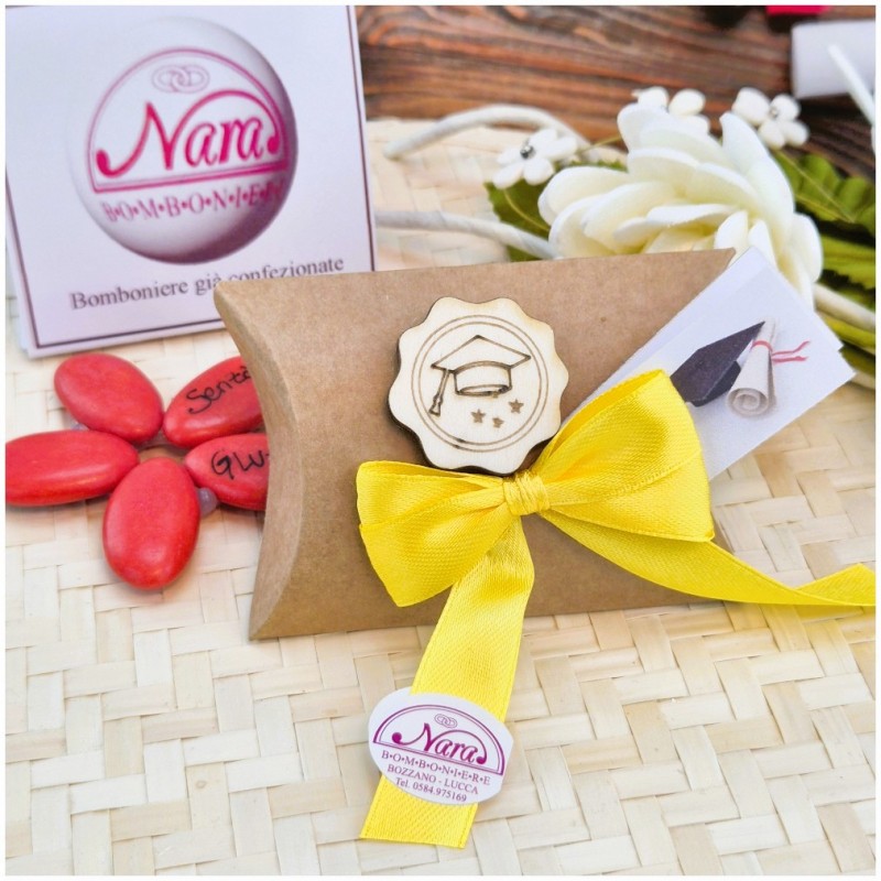 Segnaposto Laurea Scatolina Kraft con Nastro Economia e Tocco Legno