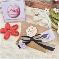 Segnaposto Laurea Scatolina Kraft con Nastro Ingegneria e Tocco Legno