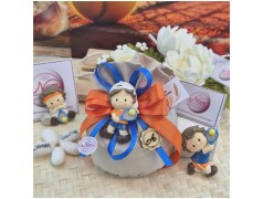 Bomboniera Comunione Bimbo Piccolo Tennista Sacchetto Arancio e Blu con Statuina e Iniziale
