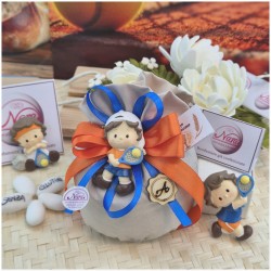 Bomboniera Comunione Bimbo Piccolo Tennista Sacchetto Arancio e Blu con Statuina e Iniziale