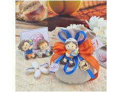 Bomboniera Comunione Bimbo Piccolo Tennista Sacchetto Arancio e Blu con Statuina e Iniziale