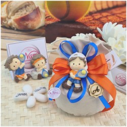 Bomboniera Comunione Bimbo Piccolo Tennista Sacchetto Arancio e Blu con Statuina e Iniziale