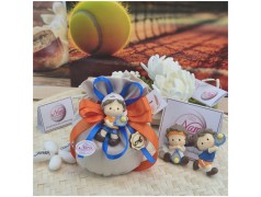 Bomboniera Comunione Bimbo Piccolo Tennista Sacchetto Arancio e Blu con Statuina e Iniziale