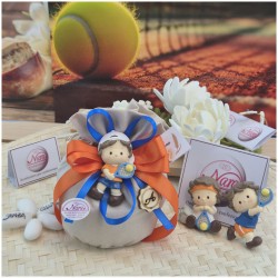 Bomboniera Comunione Bimbo Piccolo Tennista Sacchetto Arancio e Blu con Statuina e Iniziale
