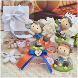 Bomboniera Comunione Bimbo Statuina Piccolo Tennista su Scatolina Cube e Nastro Arancio