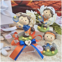 Bomboniera Comunione Bimbo Statuina Piccolo Tennista su Scatolina Cube e Nastro Arancio