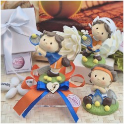 Bomboniera Comunione Bimbo Statuina Piccolo Tennista su Scatolina Cube e Nastro Arancio