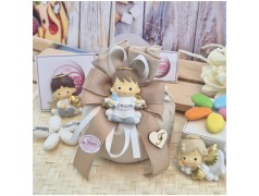 Bomboniera Battesimo e Comunione Sacchetto Tortora con Angioletto Calamita e Iniziale