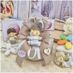 Bomboniera Battesimo e Comunione Sacchetto Tortora con Angioletto Calamita e Iniziale