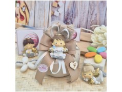 Bomboniera Battesimo e Comunione Sacchetto Tortora con Angioletto Calamita e Iniziale